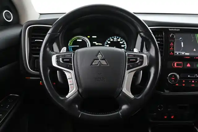 Valkoinen Maastoauto, Mitsubishi Outlander PHEV – CMF-630
