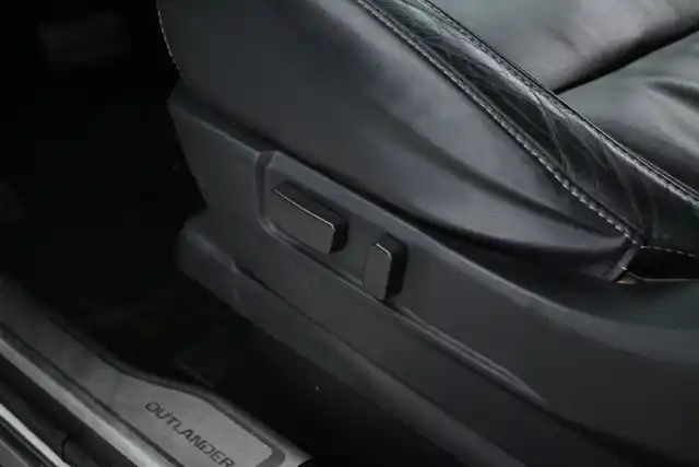 Valkoinen Maastoauto, Mitsubishi Outlander PHEV – CMF-630