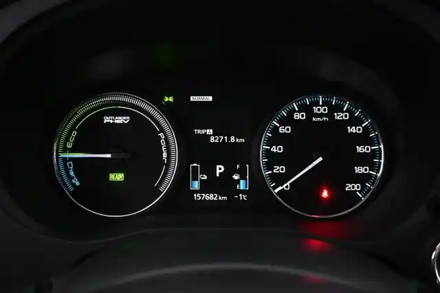 Valkoinen Maastoauto, Mitsubishi Outlander PHEV – CMF-630