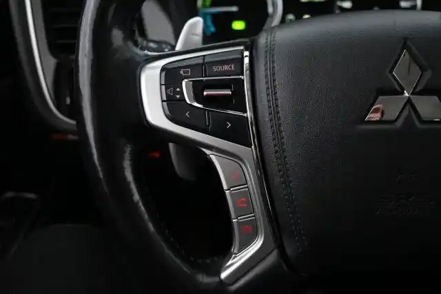 Valkoinen Maastoauto, Mitsubishi Outlander PHEV – CMF-630