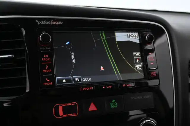Valkoinen Maastoauto, Mitsubishi Outlander PHEV – CMF-630