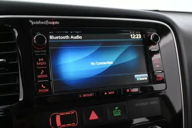 Valkoinen Maastoauto, Mitsubishi Outlander PHEV – CMF-630