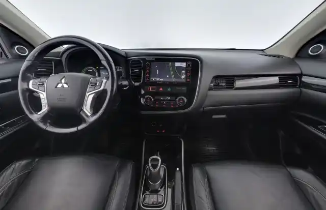 Valkoinen Maastoauto, Mitsubishi Outlander PHEV – CMF-630