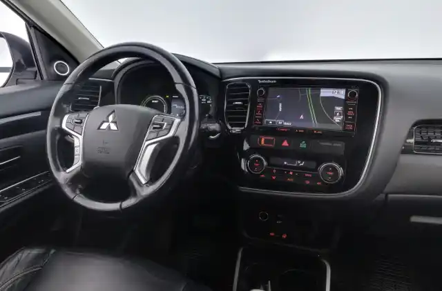 Valkoinen Maastoauto, Mitsubishi Outlander PHEV – CMF-630