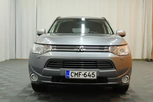 Harmaa Maastoauto, Mitsubishi Outlander PHEV – CMF-645