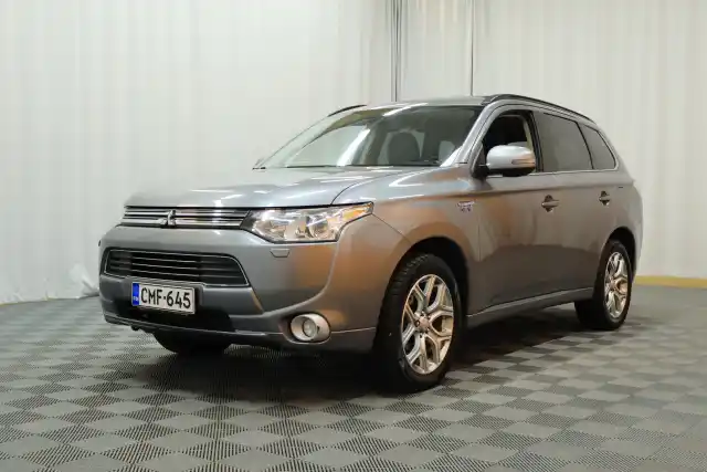 Harmaa Maastoauto, Mitsubishi Outlander PHEV – CMF-645