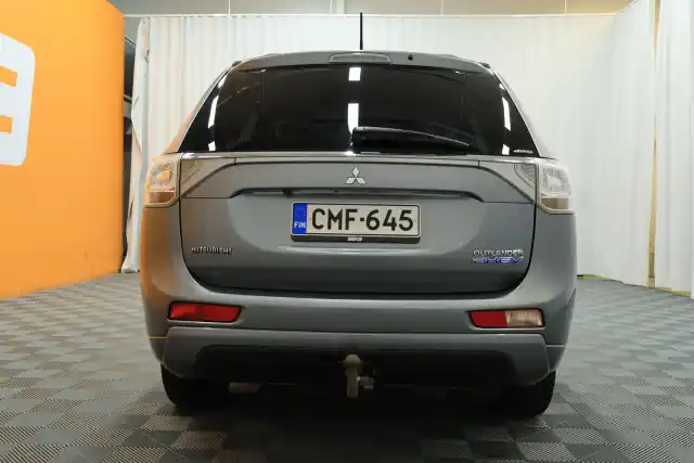 Harmaa Maastoauto, Mitsubishi Outlander PHEV – CMF-645