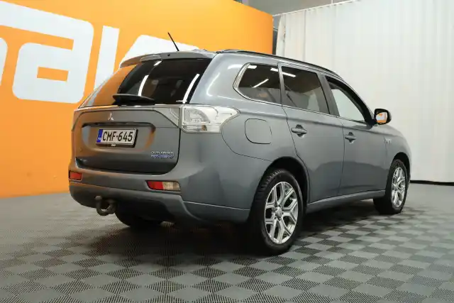 Harmaa Maastoauto, Mitsubishi Outlander PHEV – CMF-645