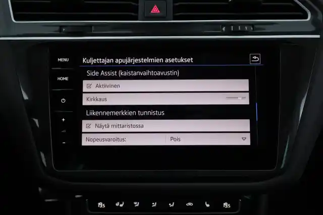 Sininen Maastoauto, Volkswagen Tiguan – CMH-364