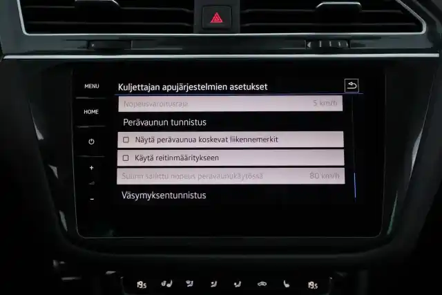 Sininen Maastoauto, Volkswagen Tiguan – CMH-364