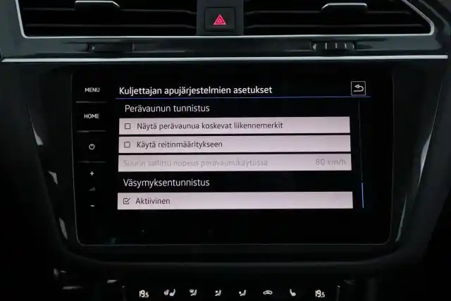 Sininen Maastoauto, Volkswagen Tiguan – CMH-364