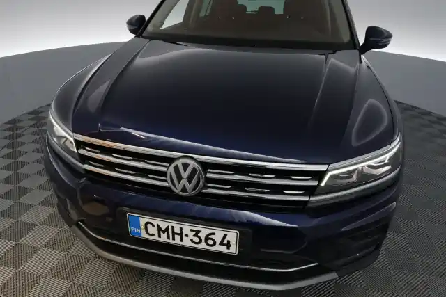 Sininen Maastoauto, Volkswagen Tiguan – CMH-364