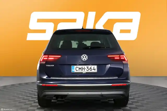 Sininen Maastoauto, Volkswagen Tiguan – CMH-364