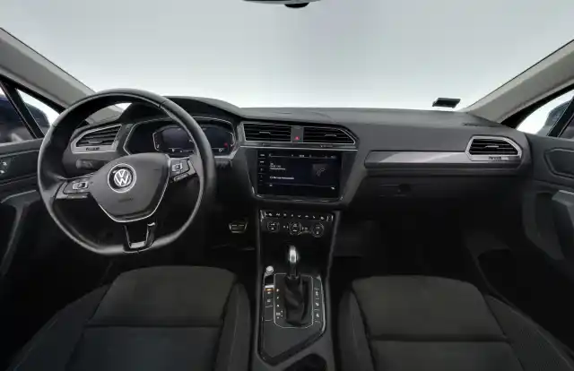 Sininen Maastoauto, Volkswagen Tiguan – CMH-364