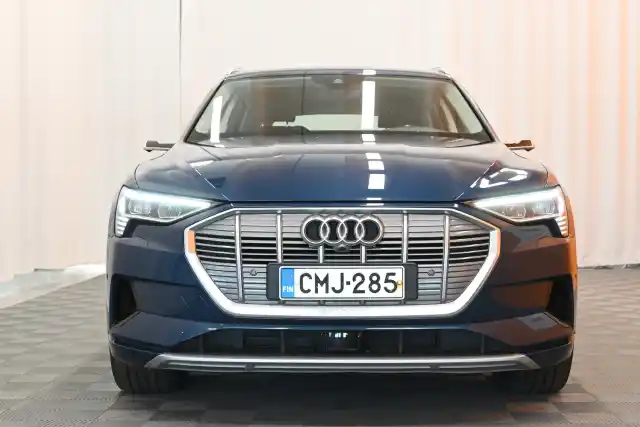 Sininen Maastoauto, Audi e-tron – CMJ-285