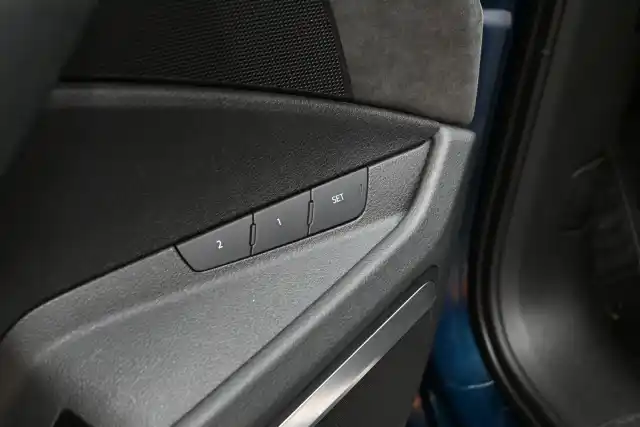 Sininen Maastoauto, Audi e-tron – CMJ-285