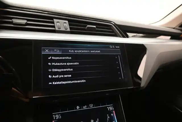 Sininen Maastoauto, Audi e-tron – CMJ-285