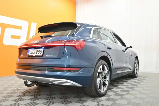 Sininen Maastoauto, Audi e-tron – CMJ-285