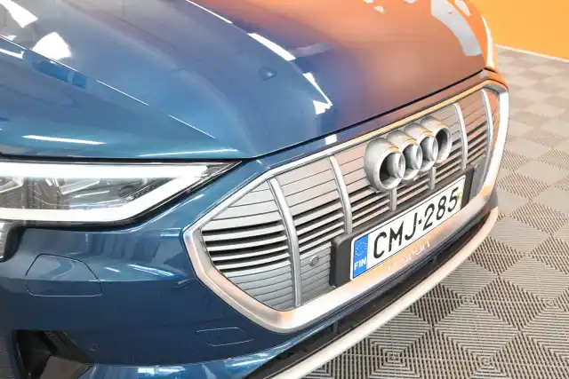 Sininen Maastoauto, Audi e-tron – CMJ-285