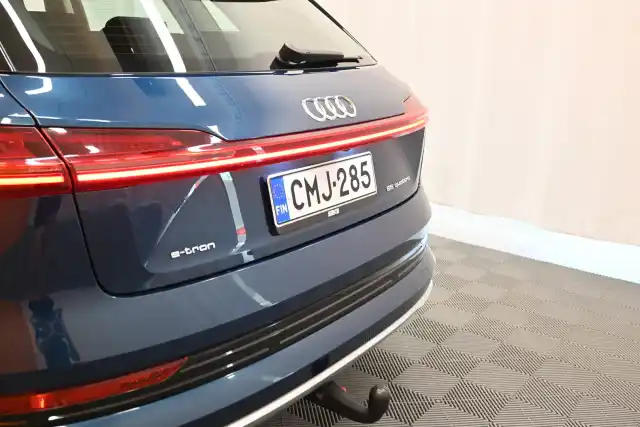 Sininen Maastoauto, Audi e-tron – CMJ-285