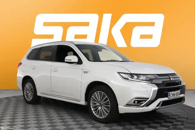 Valkoinen Maastoauto, Mitsubishi Outlander PHEV – CMK-694