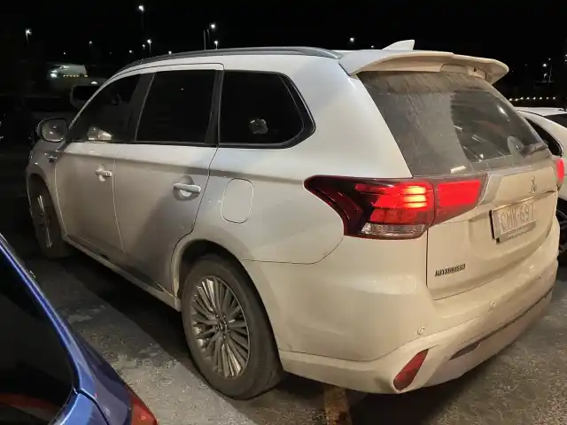 Valkoinen Maastoauto, Mitsubishi Outlander PHEV – CMK-697