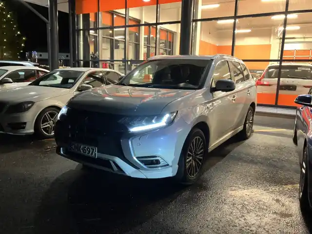 Valkoinen Maastoauto, Mitsubishi Outlander PHEV – CMK-697