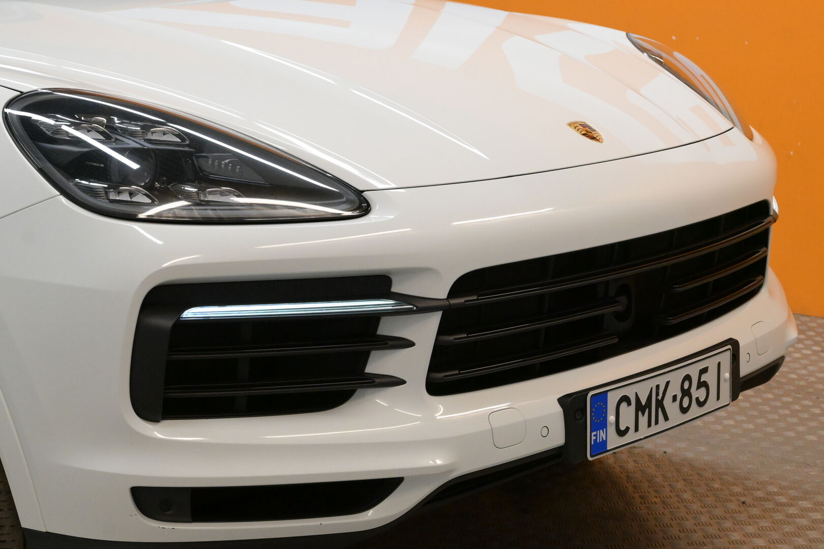 Valkoinen Maastoauto, Porsche Cayenne – CMK-851