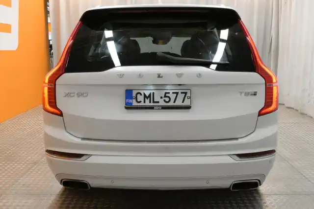 Valkoinen Maastoauto, Volvo XC90 – CML-577