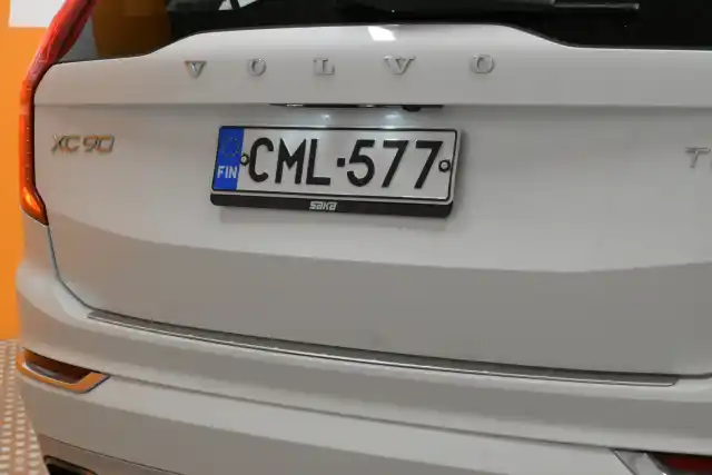 Valkoinen Maastoauto, Volvo XC90 – CML-577