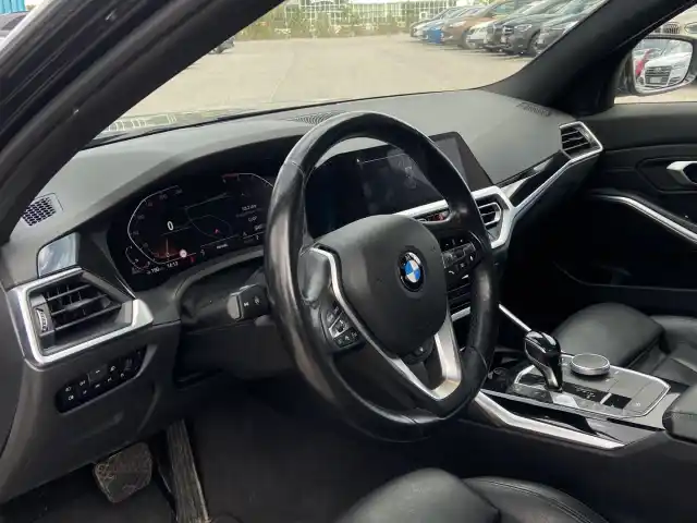 Musta Sedan, BMW 320 – CMN-985