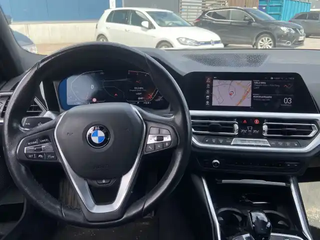 Musta Sedan, BMW 320 – CMN-985