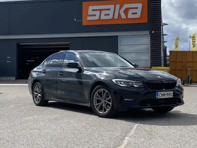 Musta Sedan, BMW 320 – CMN-985