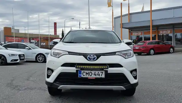 Valkoinen Maastoauto, Toyota RAV4 – CMO-447