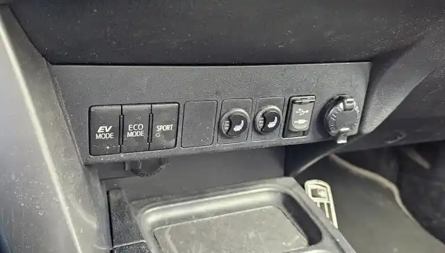 Valkoinen Maastoauto, Toyota RAV4 – CMO-447
