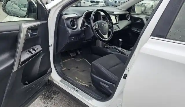 Valkoinen Maastoauto, Toyota RAV4 – CMO-447