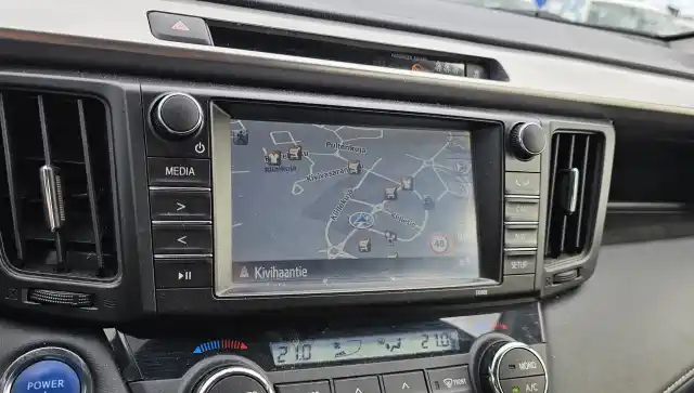 Valkoinen Maastoauto, Toyota RAV4 – CMO-447