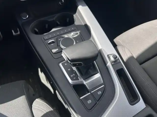 Harmaa Farmari, Audi A4 – CMS-803