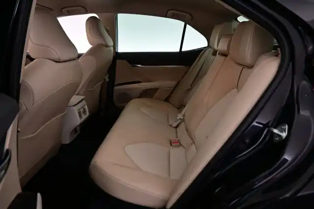 Musta Sedan, Toyota Camry – CMT-143