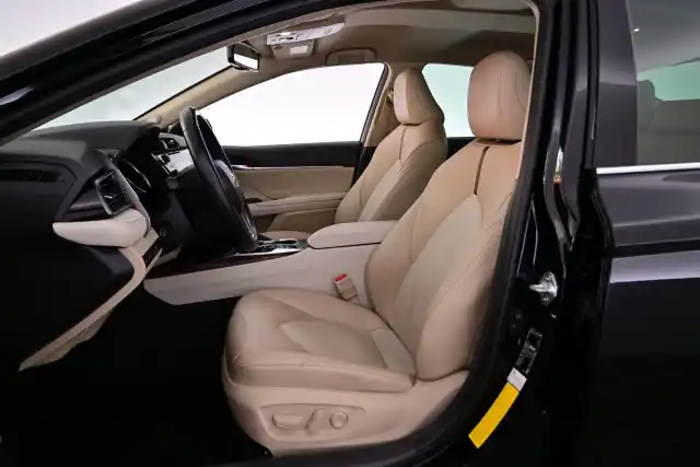 Musta Sedan, Toyota Camry – CMT-143
