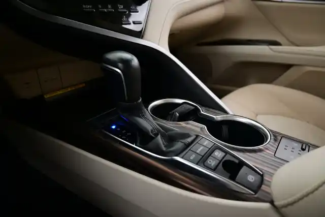Musta Sedan, Toyota Camry – CMT-143
