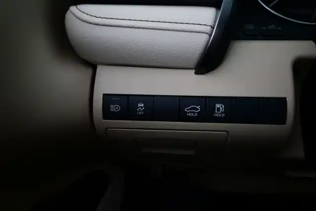 Musta Sedan, Toyota Camry – CMT-143