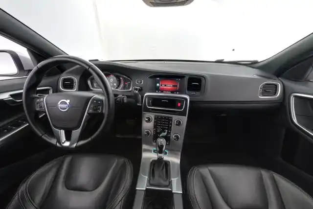 Harmaa Farmari, Volvo V60 – CMU-255