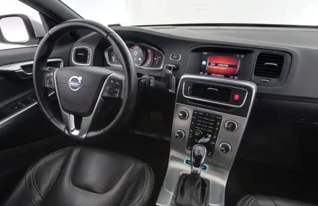 Harmaa Farmari, Volvo V60 – CMU-255