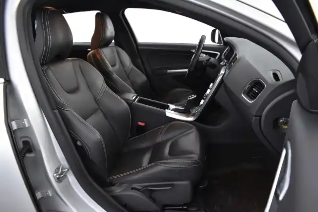 Harmaa Farmari, Volvo V60 – CMU-255