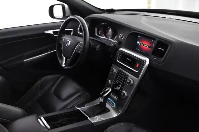 Harmaa Farmari, Volvo V60 – CMU-255
