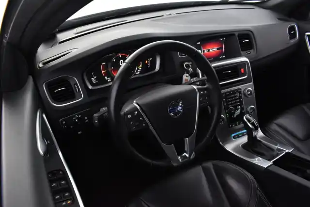 Harmaa Farmari, Volvo V60 – CMU-255