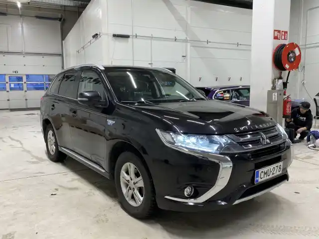 Musta Maastoauto, Mitsubishi Outlander – CMU-278