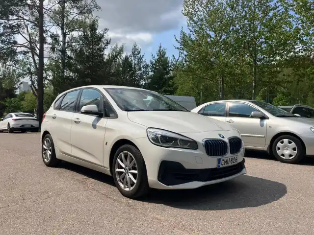 Valkoinen Tila-auto, BMW 225 – CMU-826