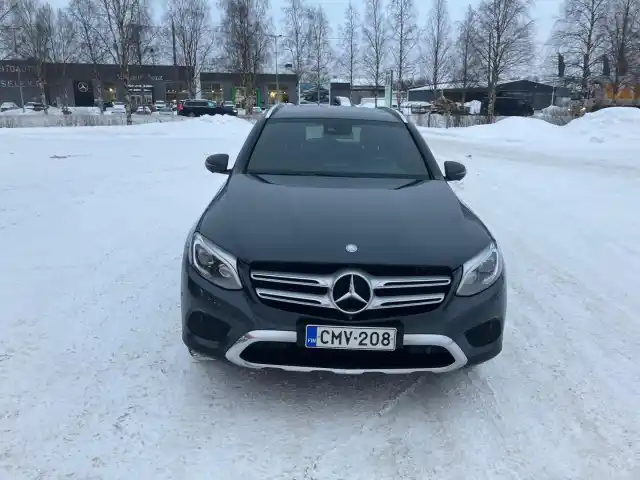 Harmaa Maastoauto, Mercedes-Benz GLC – CMV-208